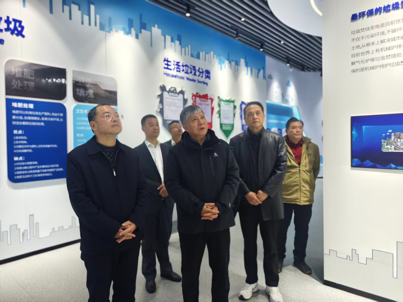 展廳內參觀.jpg 展廳內參觀.jpg