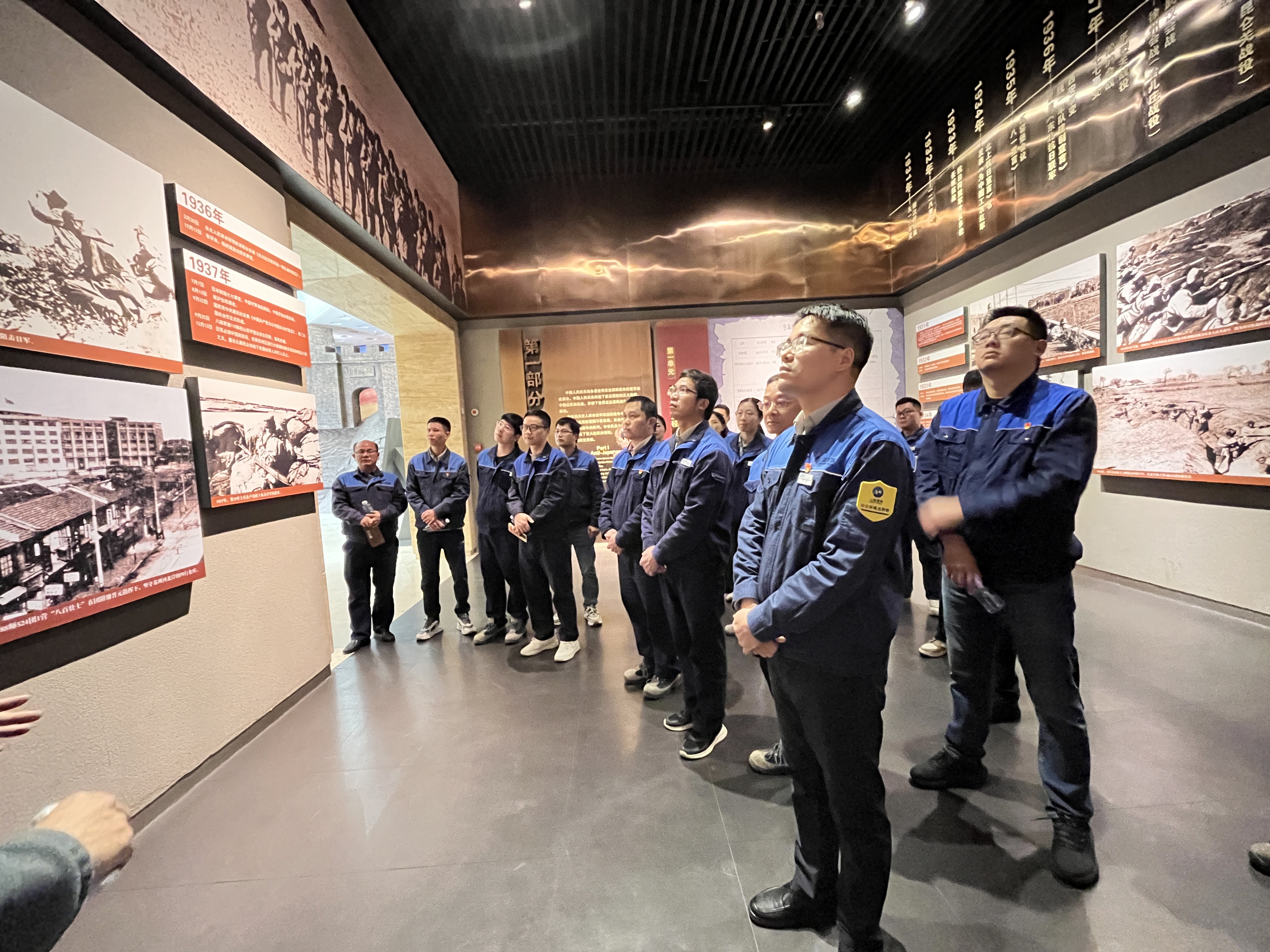 黨員正在參觀昆侖關(guān)戰(zhàn)役紀(jì)念館1.jpg 黨員正在參觀昆侖關(guān)戰(zhàn)役紀(jì)念館1.jpg